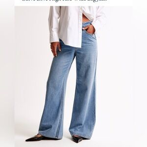 Abercrombie and Finch, curve love high rise, wide leg jeans. 
30L￼